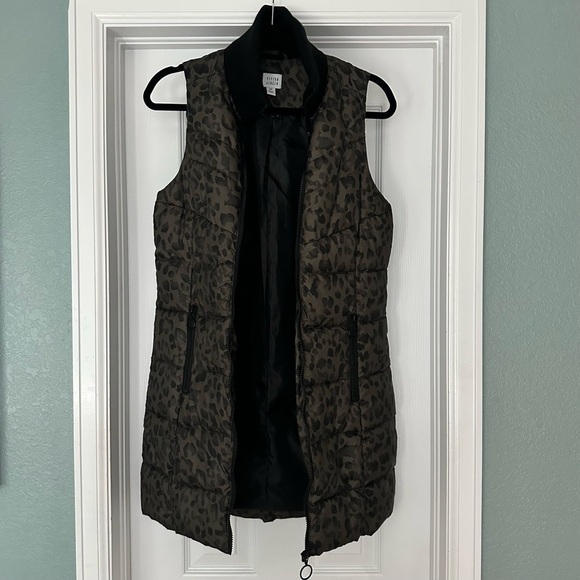 Evereve Peyton Jensen Leopard Rory Puffer Vest Longline Olive Green Size XS - Picture 6 of 13